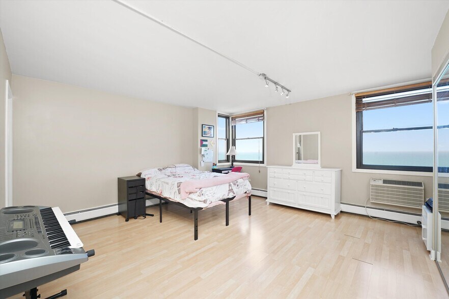 Building Photo - 6325 N Sheridan Rd