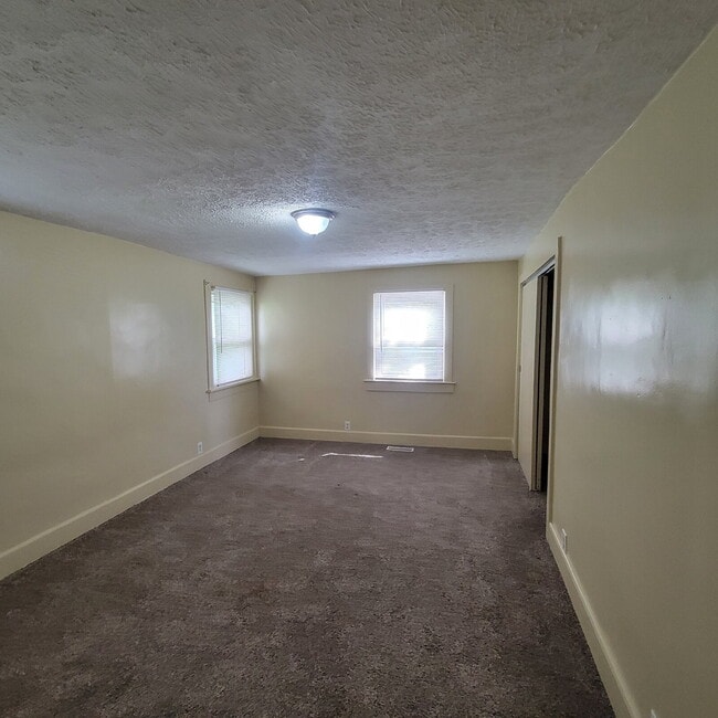 Building Photo - 2 Bedroom Lawrence home.