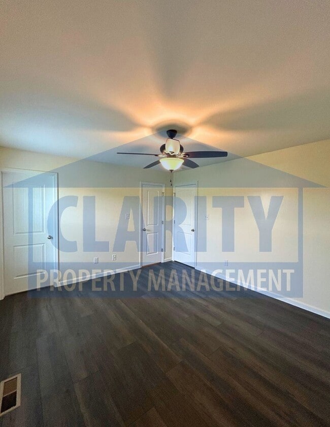 Building Photo - Two bedroom townhome w/garage!