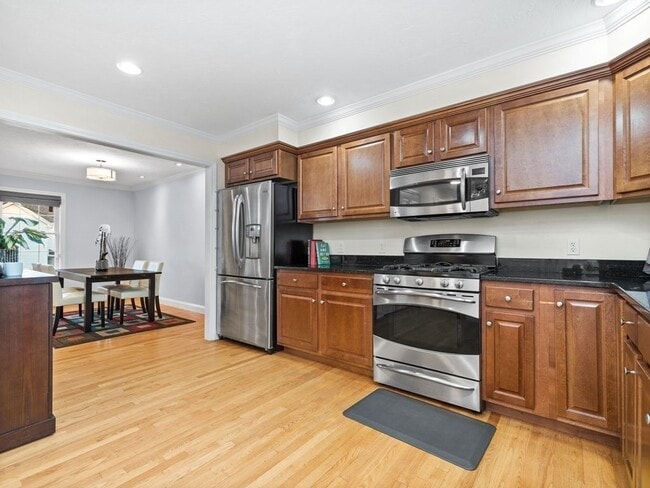 Building Photo - 162 Massasoit St
