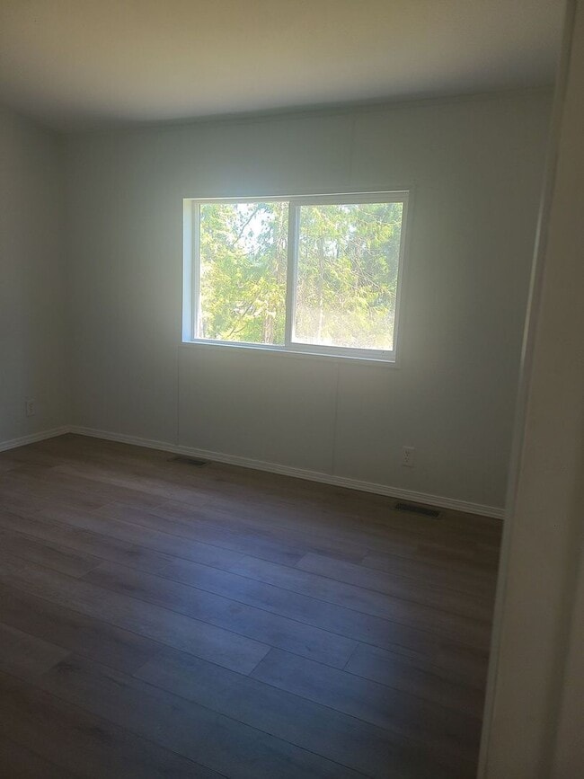 Building Photo - For Rent: 3 Bed / 2 Bath Home Near Roche H...