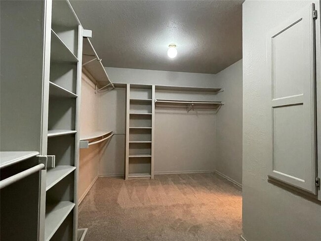 Building Photo - 703 Badger St NE