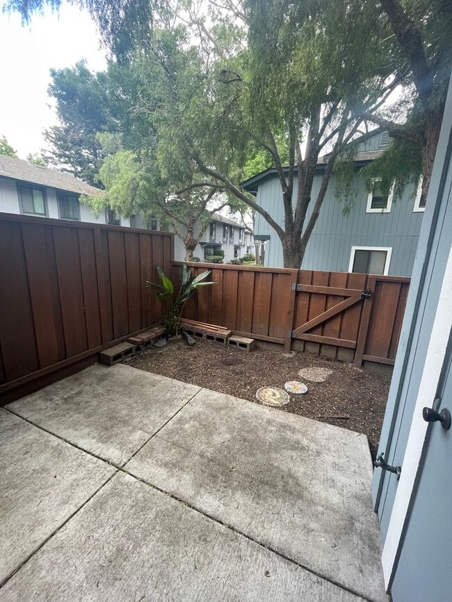 Building Photo - $3190 -- Beautifully Remodeled Townhome in...