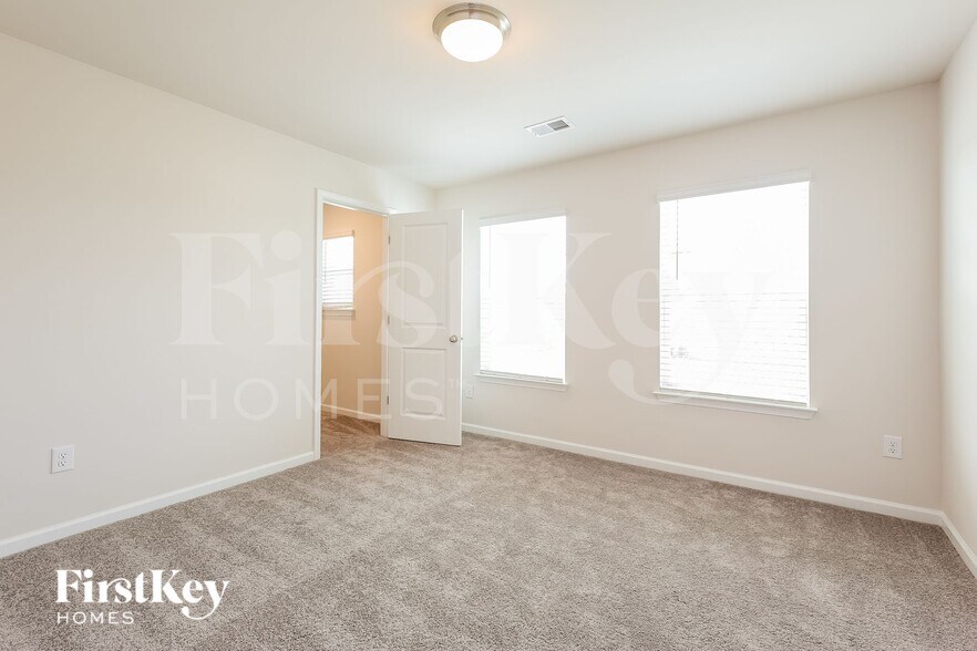 Building Photo - 302 Stonefence Dr