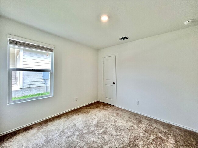 Building Photo - Charming 3/BR 1/BA Home with Spacious Back...