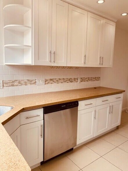 Building Photo - 550 43rd Ave