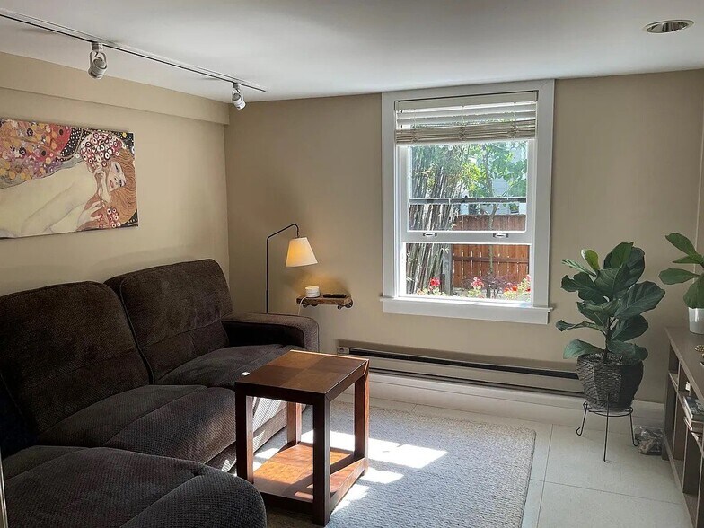 Building Photo - 2252 Jones St