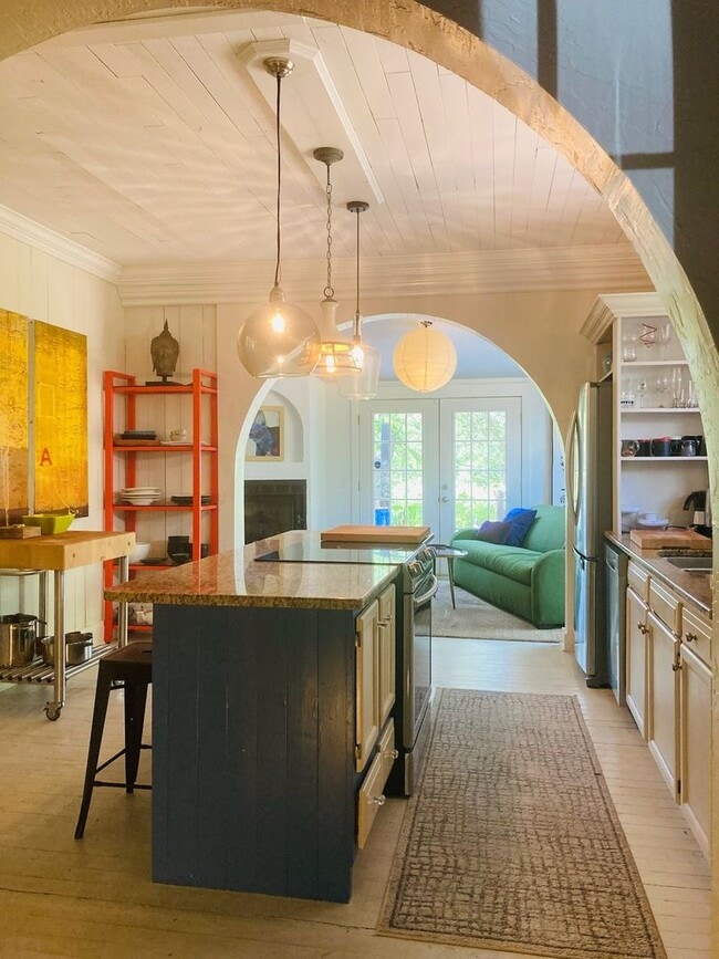 Building Photo - Looking for a lovely home that is fully furnished!