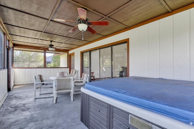 Building Photo - 905 Mendoza Ln