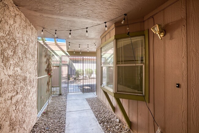 Building Photo - 1 Bed / 1 Bath Comfortable Townhome in Las...