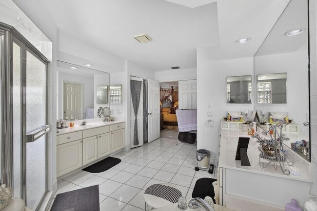 Building Photo - 1940 S Club Dr