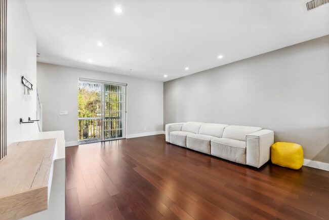 Building Photo - 106 SW 1st Ave