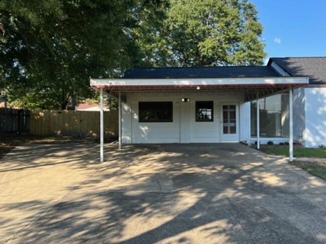 Building Photo - Roomy 3 bedroom/2 bath home on 1 acre in Phenix City!