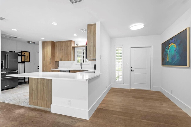 Building Photo - 715 NE 25th Ave