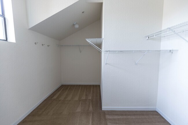 Building Photo - Beautiful spacious 4 bedroom, 2.5 bathroom townhome!