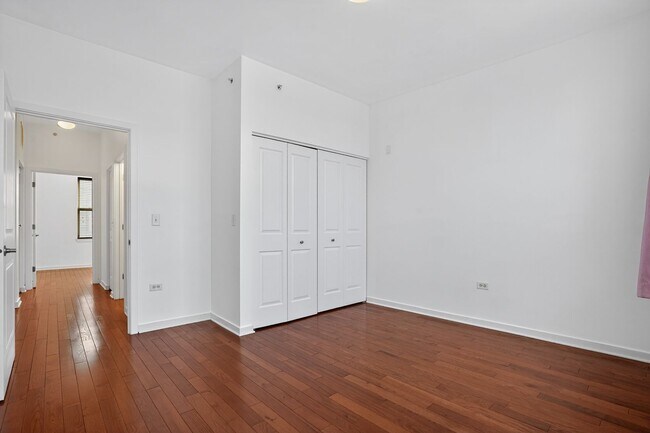 Building Photo - Charming 2BR Townhome in Chicago