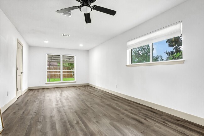 Building Photo - 10115 Kirkbluff Dr