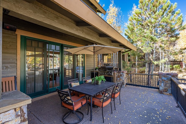 Building Photo - 1507 E Castle Hills Dr