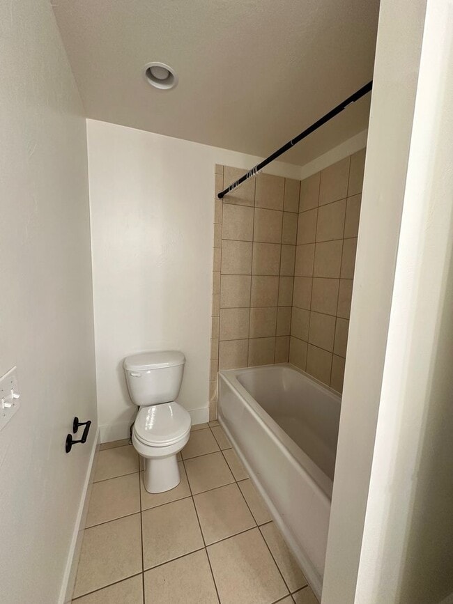 Building Photo - Beautiful 4 bedroom townhome