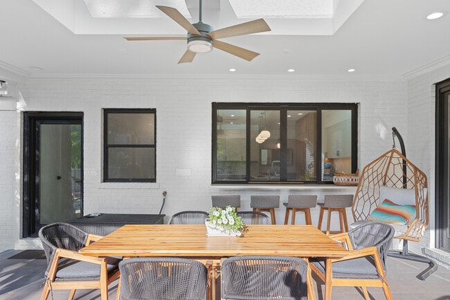 Building Photo - 9526 Lawndale Ave