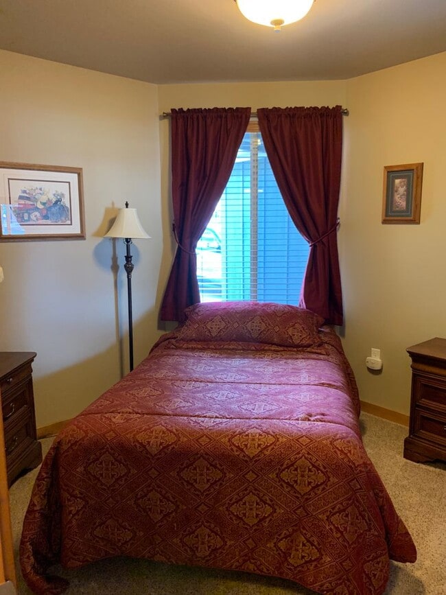 Building Photo - Fully Furnished Home is NE Bend Short Term Rental