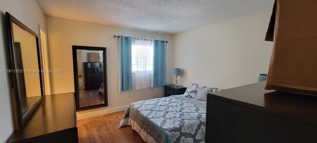 Building Photo - 415 NE 2nd St