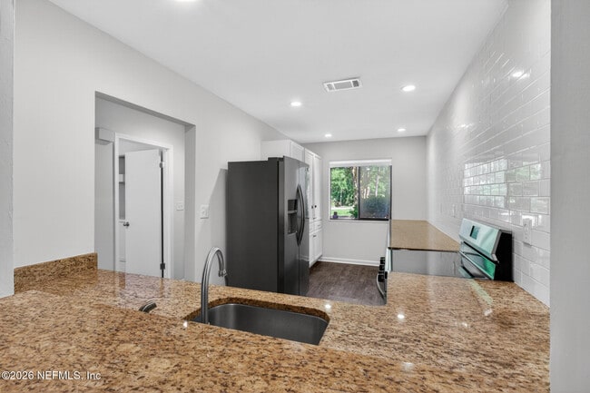 Building Photo - 7701 Baymeadows Cir W
