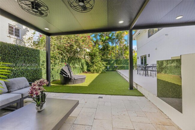 Building Photo - 1117 Alberca St