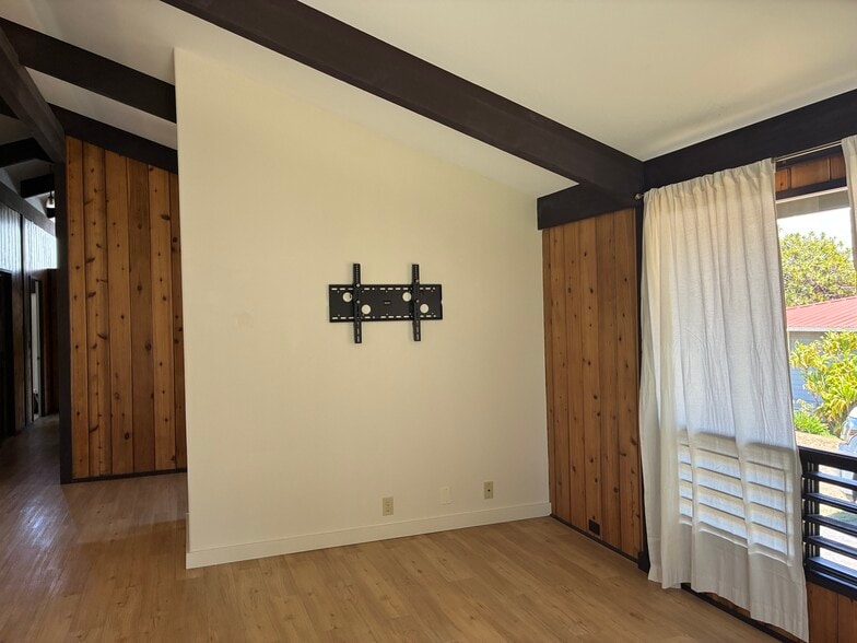 Tv mount, entryway behind - 66 -1253 Ahuli Cir