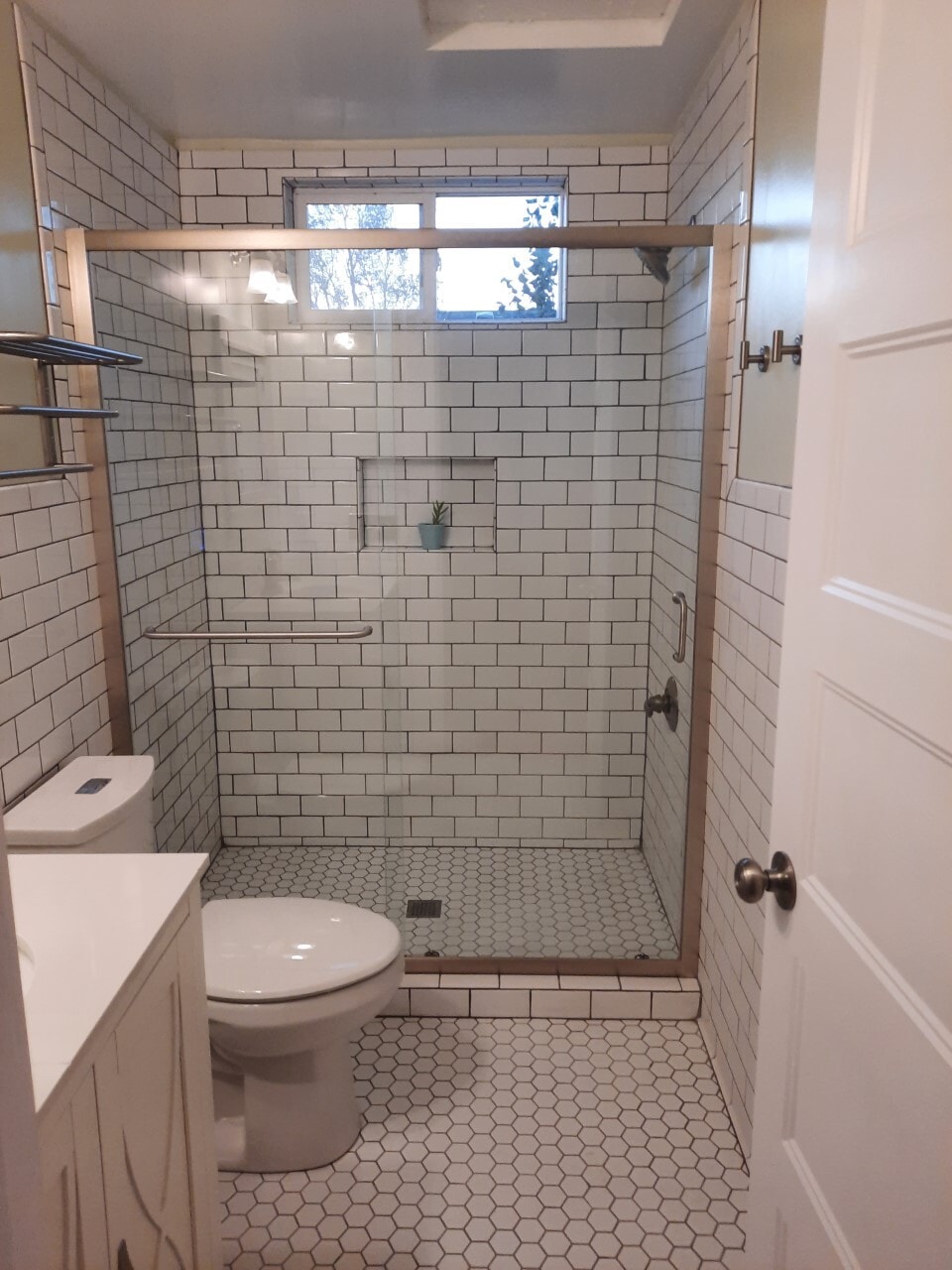 Tile bathroom - 602 E McLoughlin Blvd