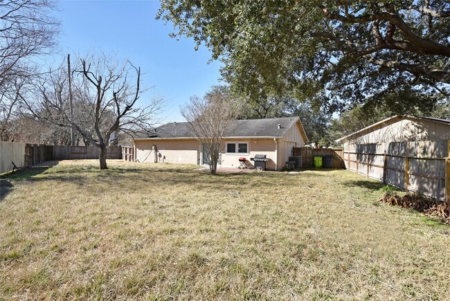 Building Photo - 2207 Woodglen Dr