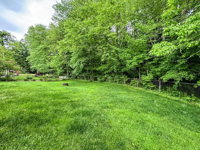 Building Photo - Sought-After 4 Bed 3 Bath L-Shaped Rambler...