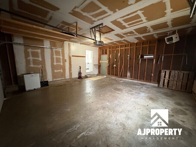 Building Photo - 5801 W Coughran Ct