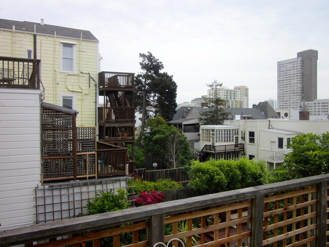 Building Photo - Stunning large Classic Pacific Heights Flat with lots of light, hardwood floors, washer/dryer, gr...