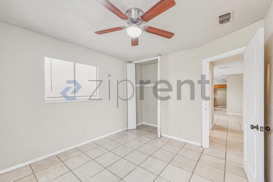 Building Photo - 6916 Shady Grove Dr