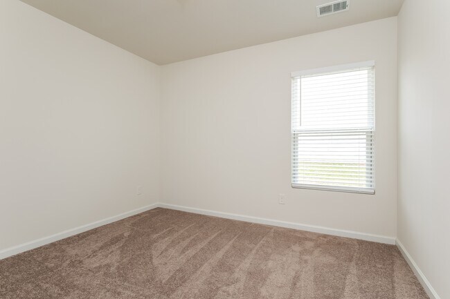 Building Photo - 869 Nursery Rdg Dr