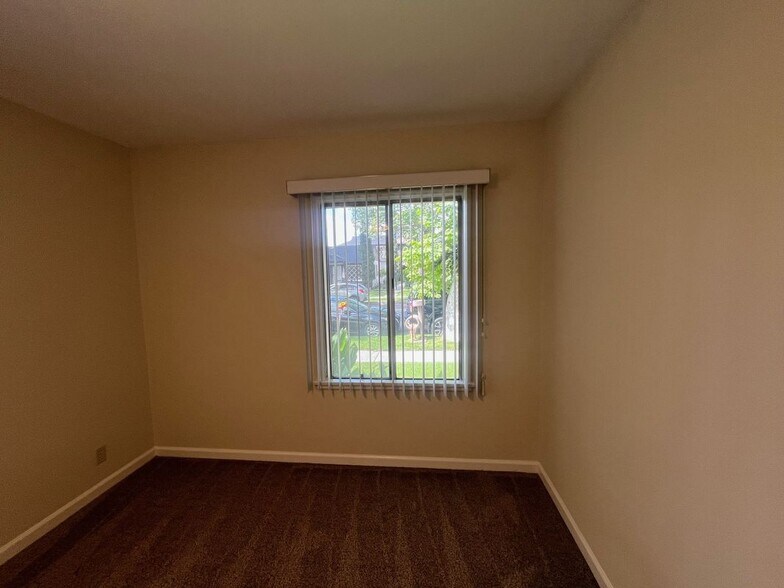 Building Photo - 132 N Maple St