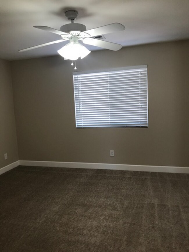 Building Photo - COMING SOON!! 2 Bed 2.5 Bath Apartment in ...