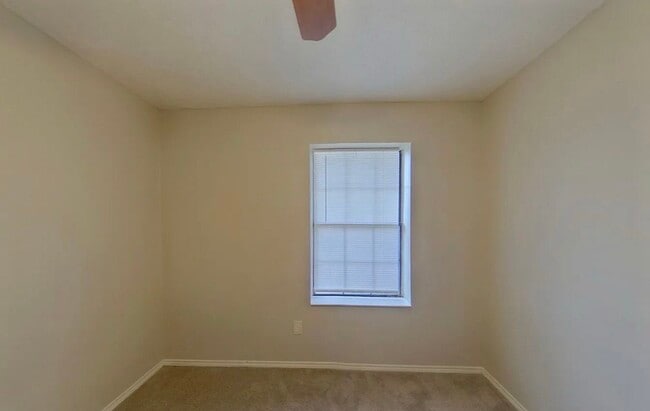 Building Photo - MOVE IN READY