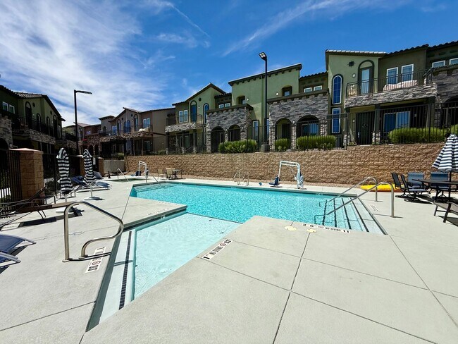 Building Photo - 3/BD 2.5/BA Sleek Townhome with High Ceilings, Balcony, and Prime Community Amenities!