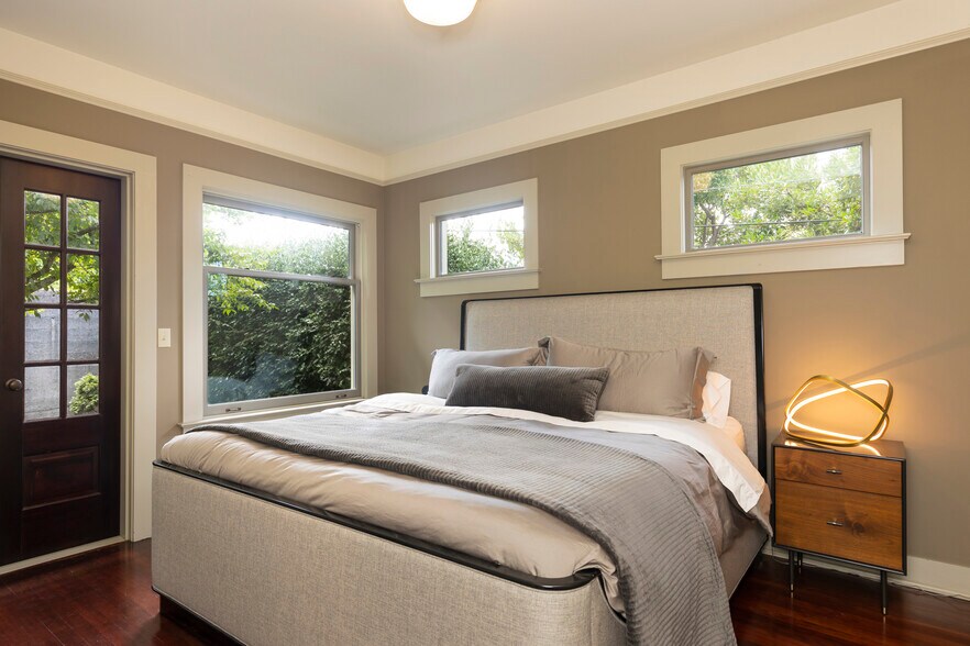 Primary bedroom - 911 W Howe St