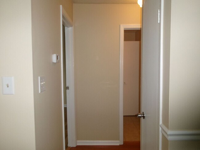 Building Photo - 2 bedroom duplex apartment off Forestbrook...
