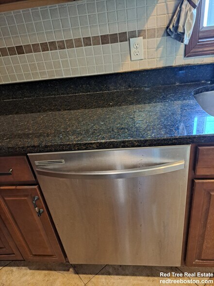 Building Photo - 158 Baker St