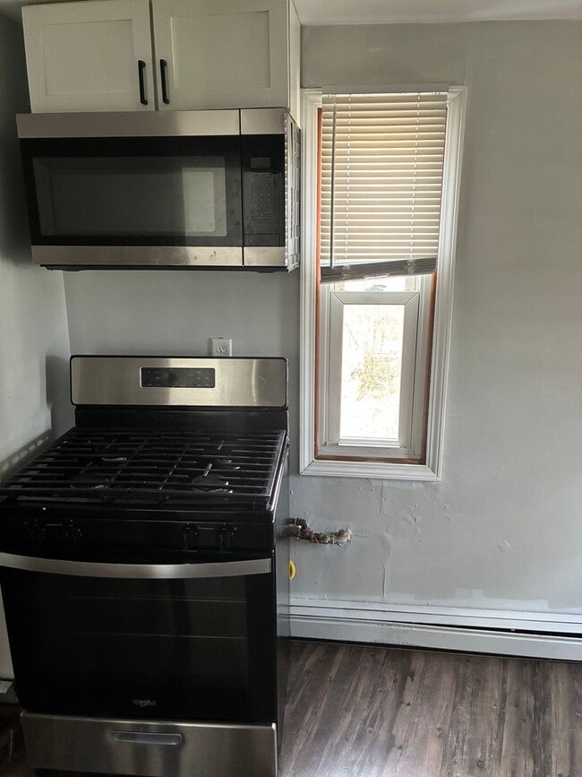 Building Photo - 2 Bedroom Apartment w/Appliances