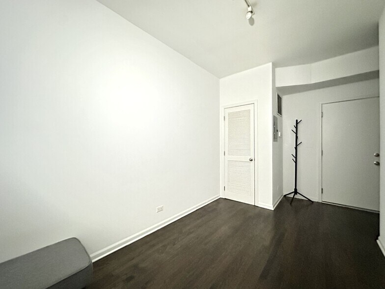 Building Photo - 5054 N Winthrop Ave