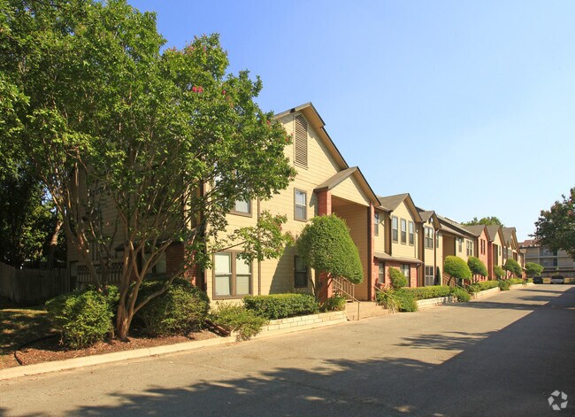 Building Photo - 903 Romeria Dr