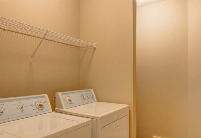 Building Photo - Sunny & Bright Upper Unit in Snoqualmie Ridge