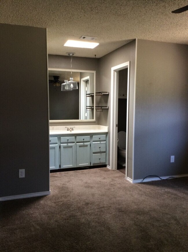 Building Photo - Beautiful 3/2/2 Home Available August!