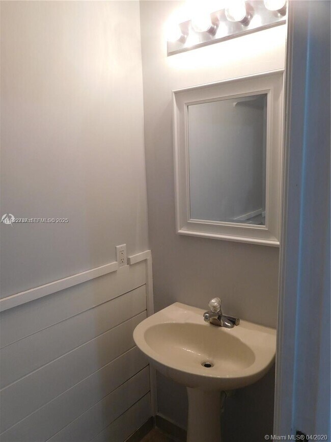 Building Photo - 646 NE 21st Ave