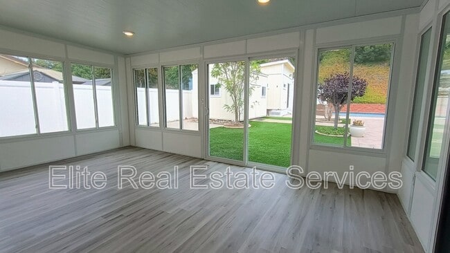 Building Photo - 255 Camino Del Cerro Grande